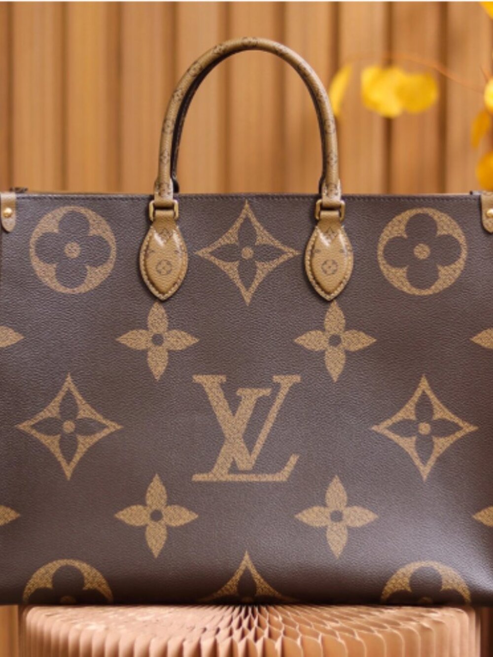 Louis Vuitton Tote Bags - Picture 2 of 7